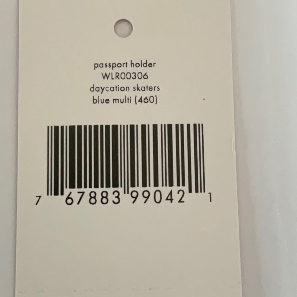 KATE SPADE NWT PASSPORT HOLDER DAYCATION SKATERS WITH CHRISTMAS TREES - Picture 9 of 10